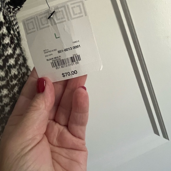 Liz Claiborne Black And White Patchwork Look
Woman's L Short Sleeve Sweater - Picture 4 of 9